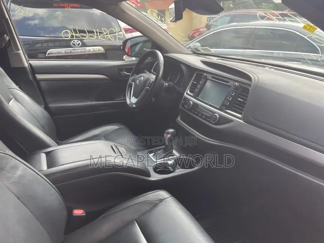 Toyota Highlander XLE 4x4 V6 (3.5L 6cyl 8A) 2018 Red