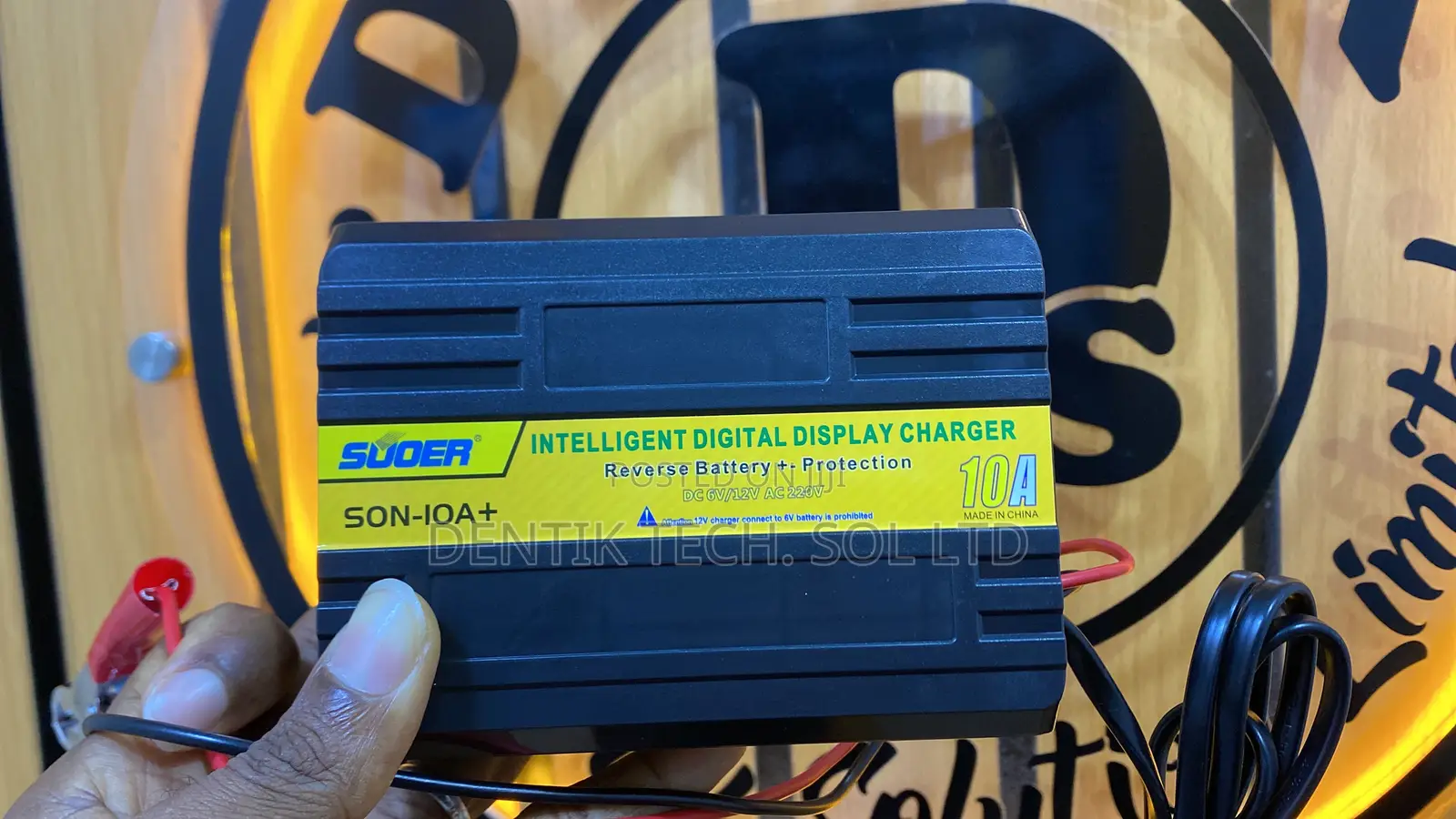 Suoer Digital Display Inverter / Car Battery Charger 10a