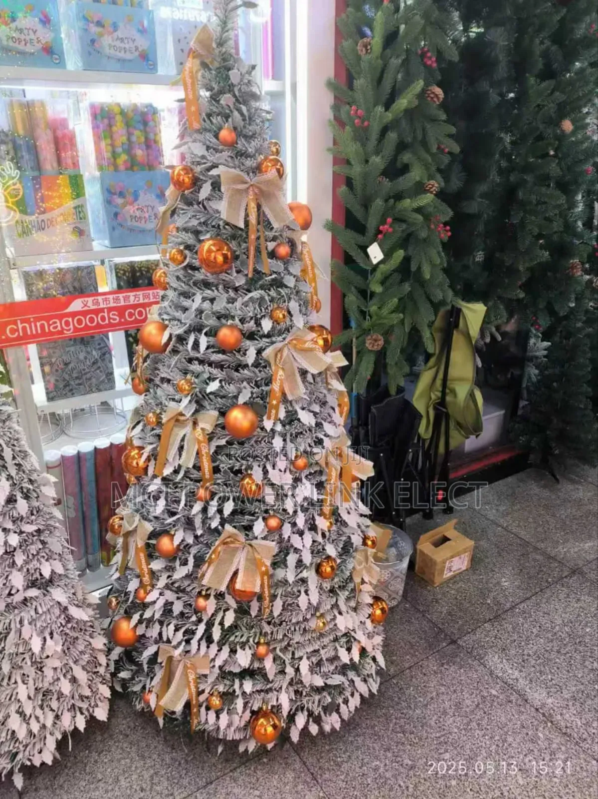 7ft Collapsible Round Tree With Light and Decorations
