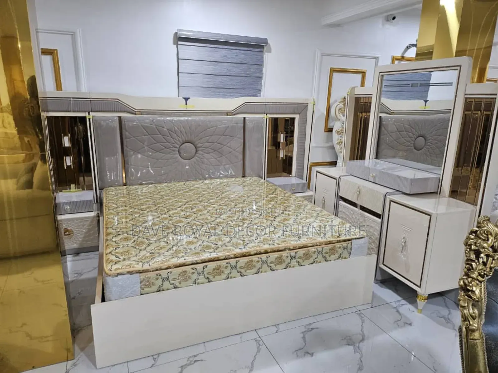 Quality Unique Design Bed With Console Mirror