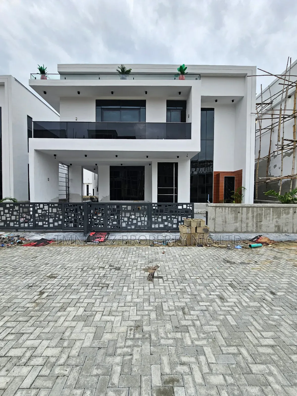 5bdrm Duplex in Orchild Estate, Chevron for sale