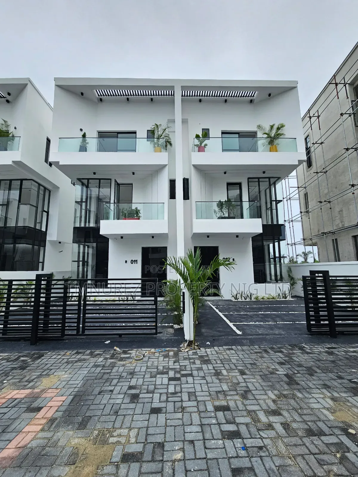 4bdrm Duplex in Orchild Estate, Chevron for sale