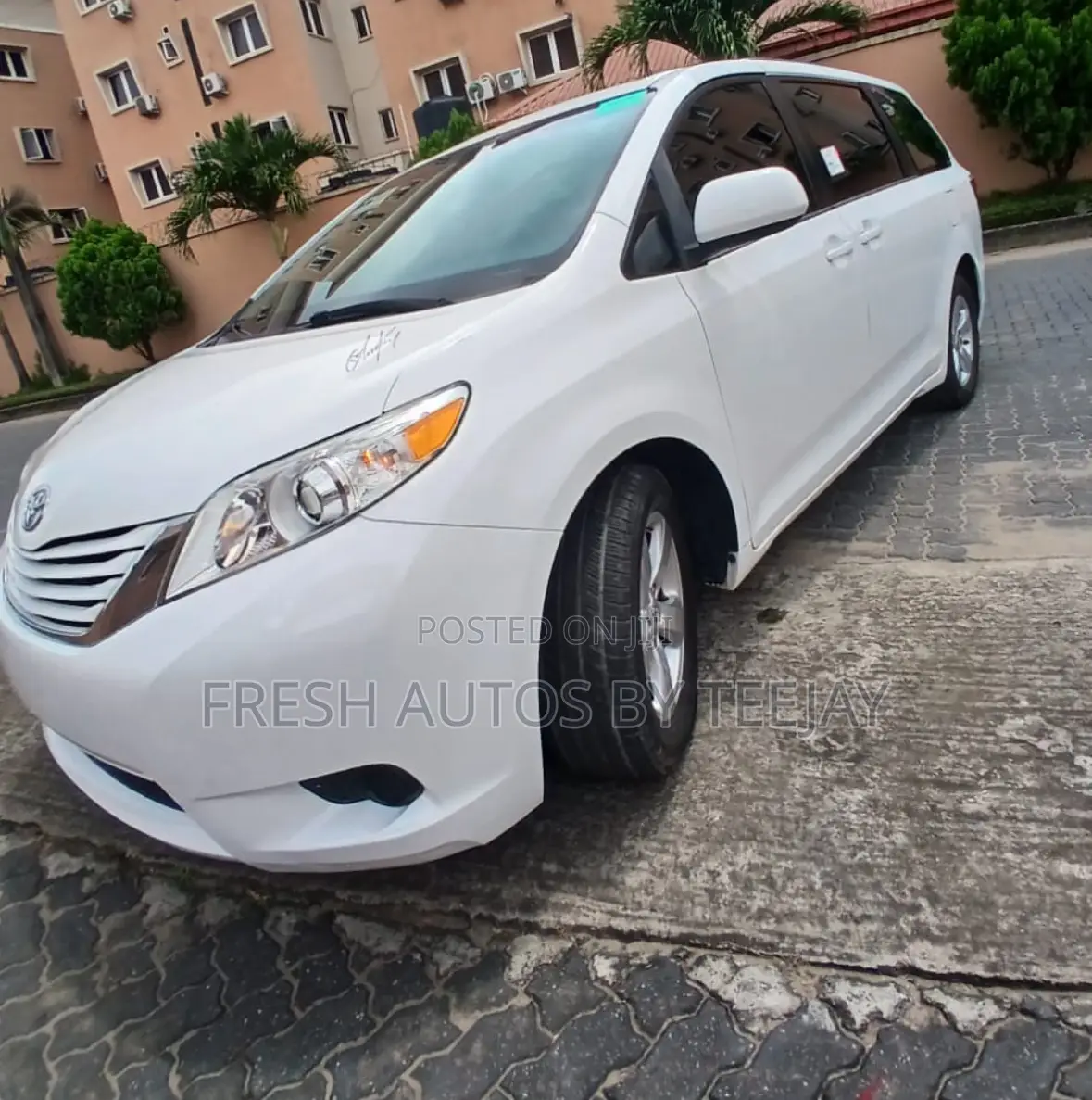 Toyota Sienna LE 7 Passenger Mobility (3.5L 6cyl 8A) 2017 White