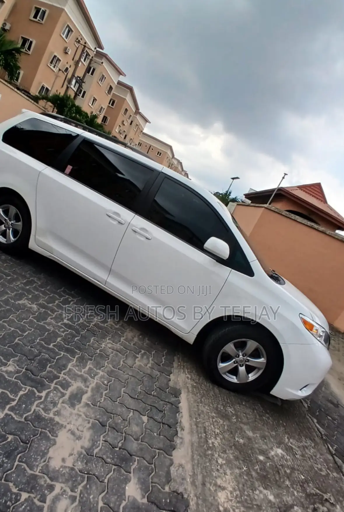 Toyota Sienna LE 7 Passenger Mobility (3.5L 6cyl 8A) 2017 White