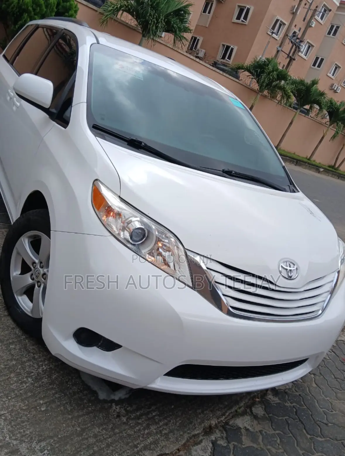Toyota Sienna LE 7 Passenger Mobility (3.5L 6cyl 8A) 2017 White