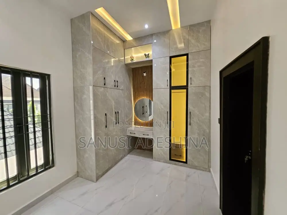 5bdrm Duplex in Jahi Gilmore,Very for sale