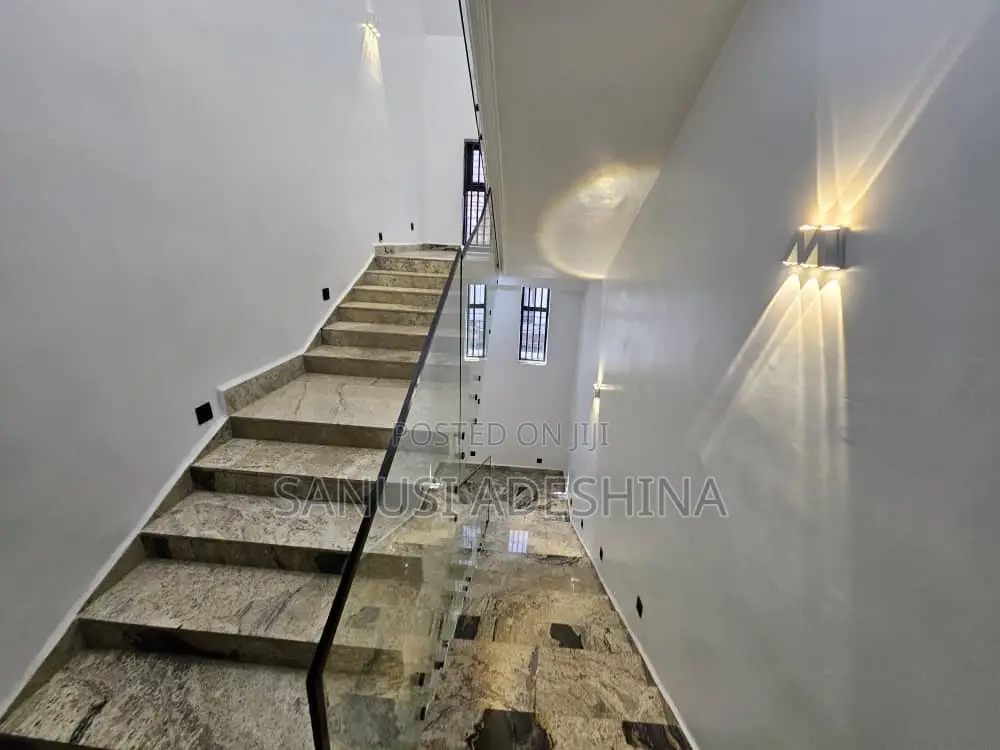 5bdrm Duplex in Jahi Gilmore,Very for sale