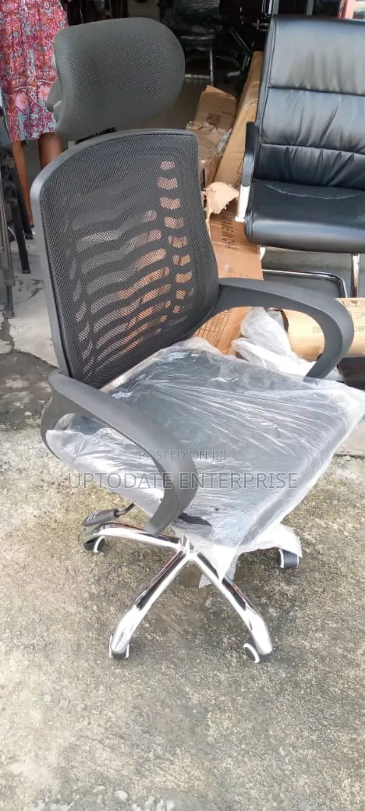 Swivel Office Chair With Breathable Mesh Back