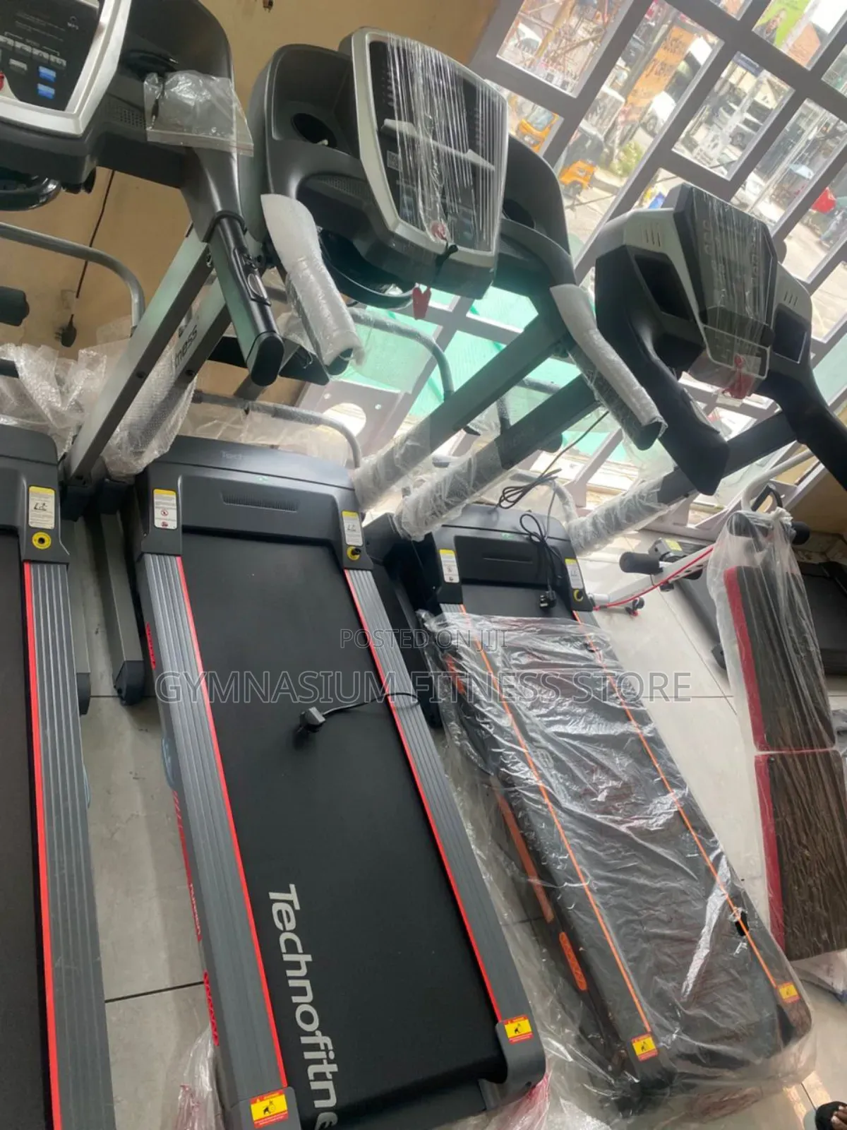 3hp Treadmill With Massager, Bluetooth And Incline