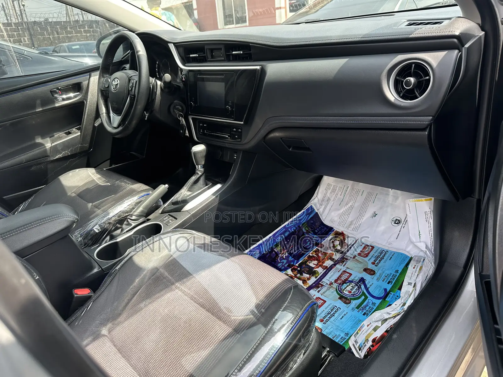 Toyota Corolla LE (1.8L 4cyl 2A) 2018 Silver