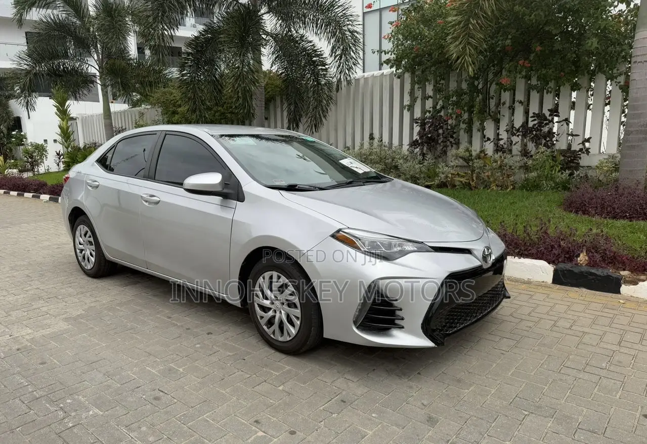Toyota Corolla LE (1.8L 4cyl 2A) 2018 Silver