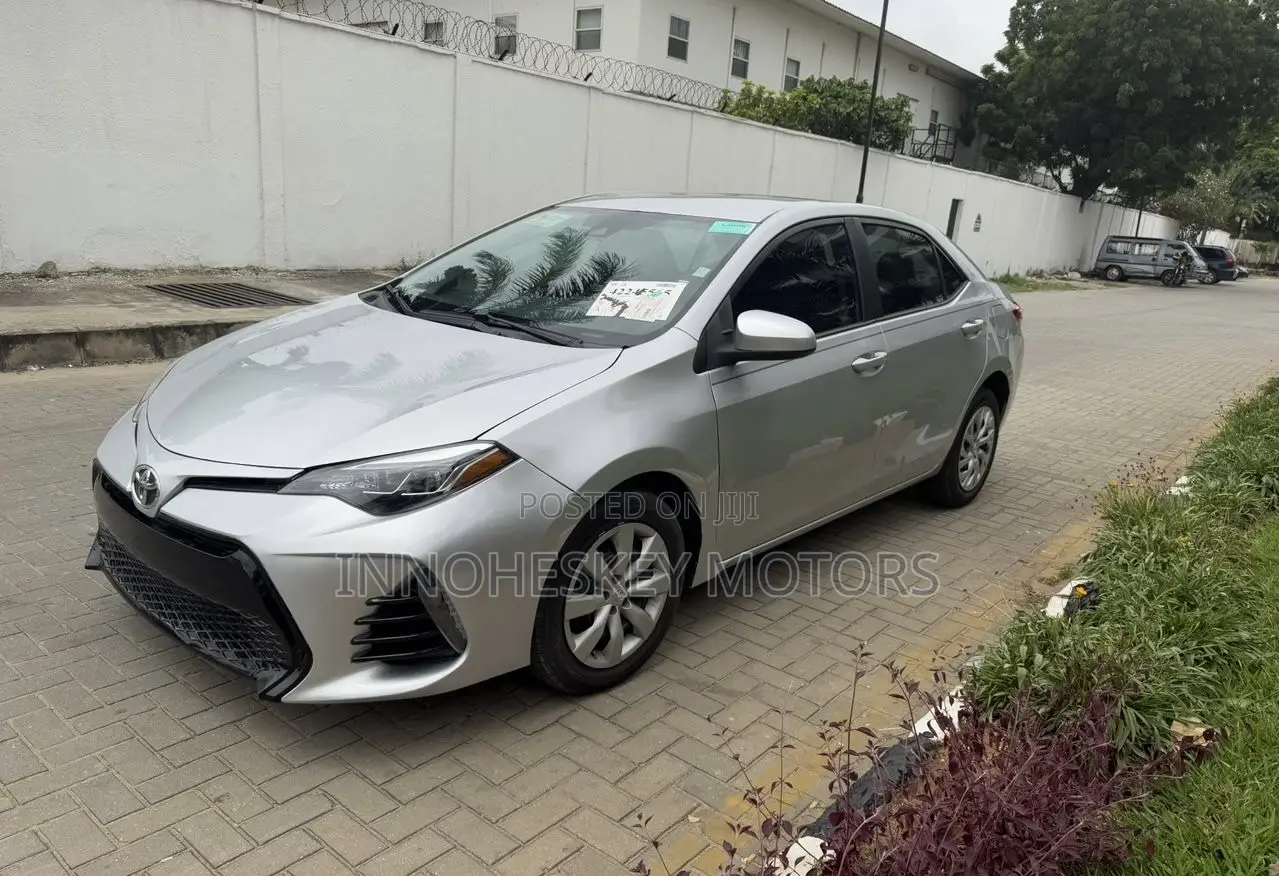 Toyota Corolla LE (1.8L 4cyl 2A) 2018 Silver