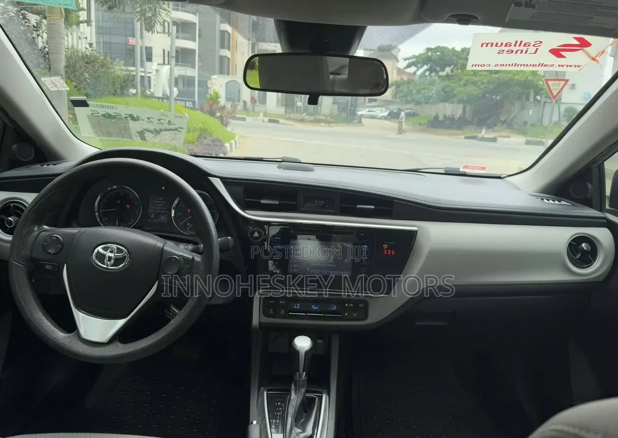 Toyota Corolla LE (1.8L 4cyl 2A) 2018 Silver