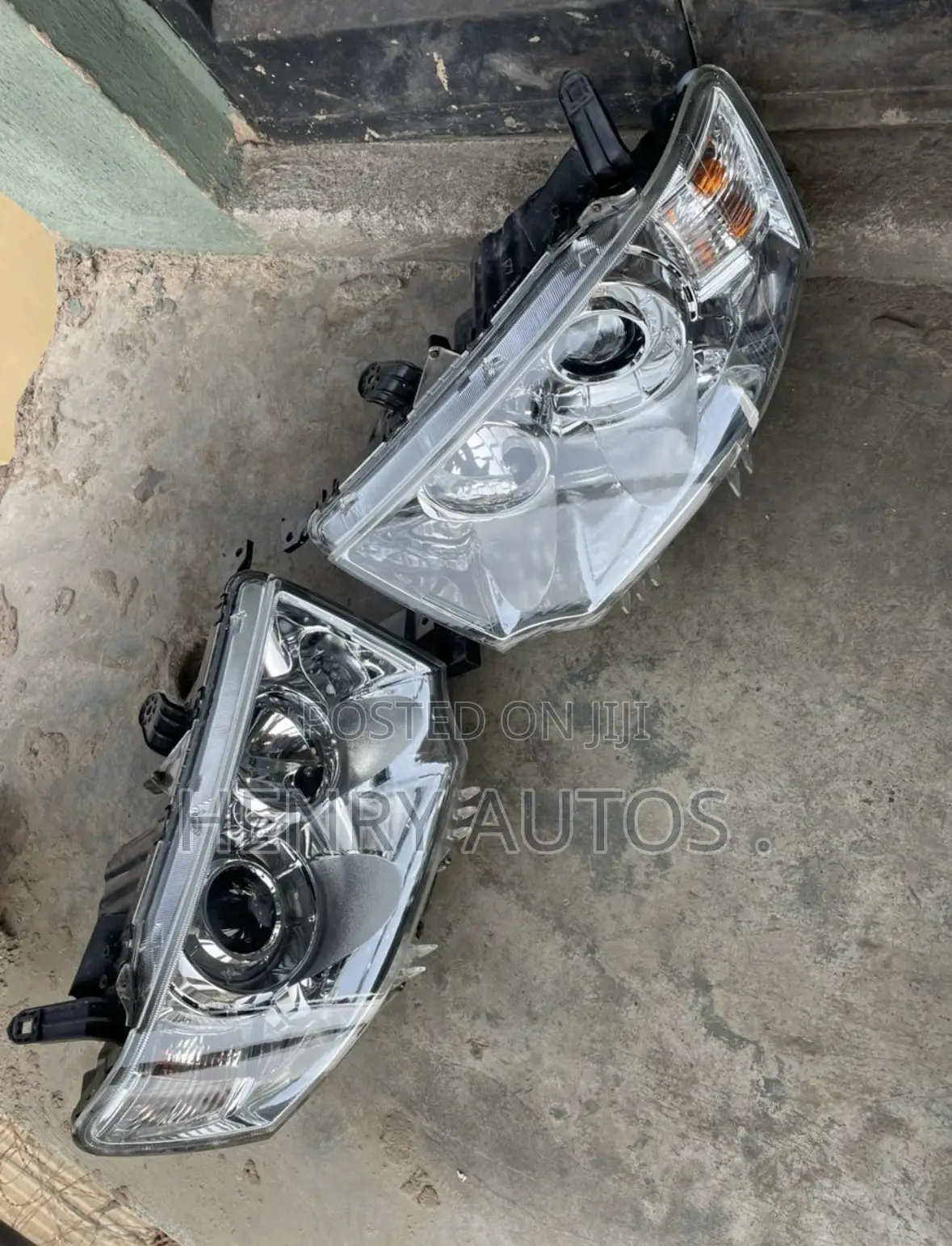 Set Headlamp Pajero Sport