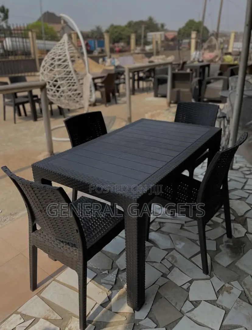 Lounge Chairs With Center Table