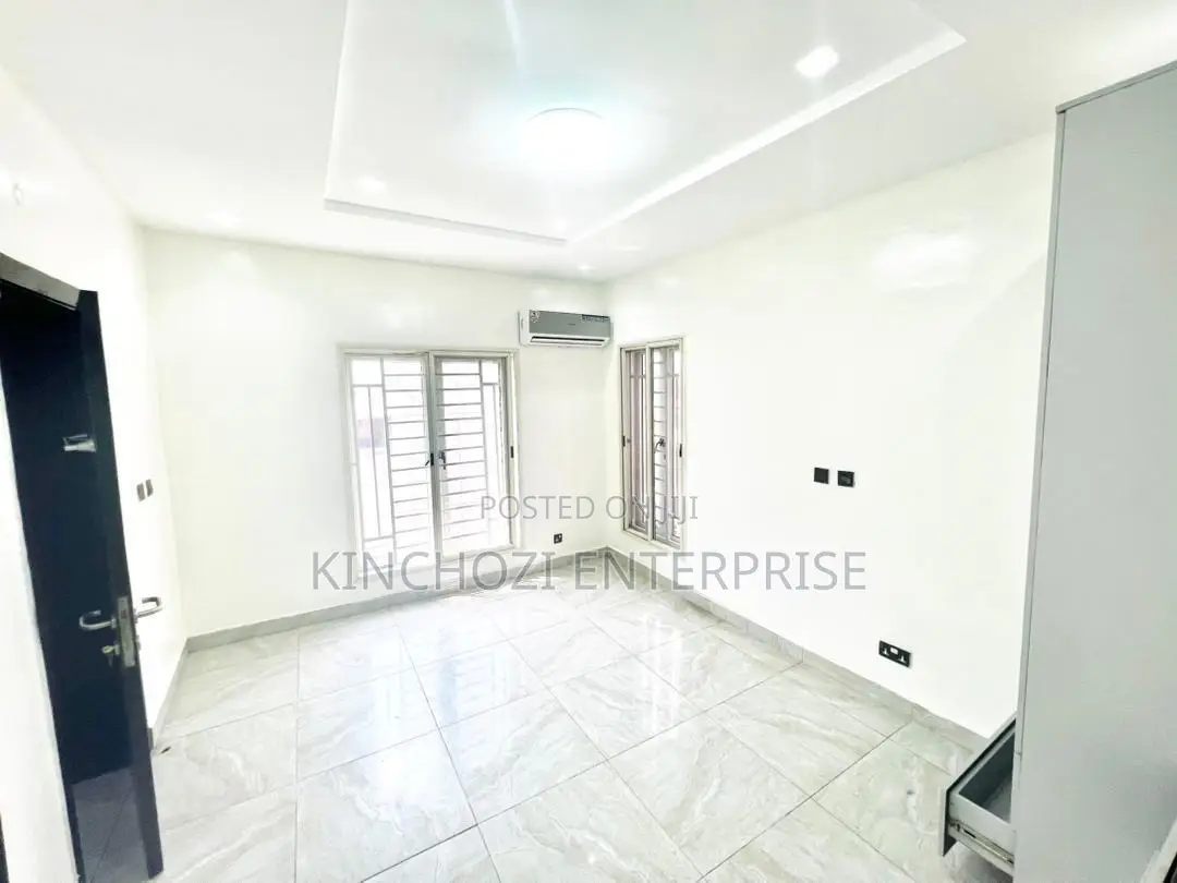 3bdrm Block of Flats in Lekki Phase 1 for sale
