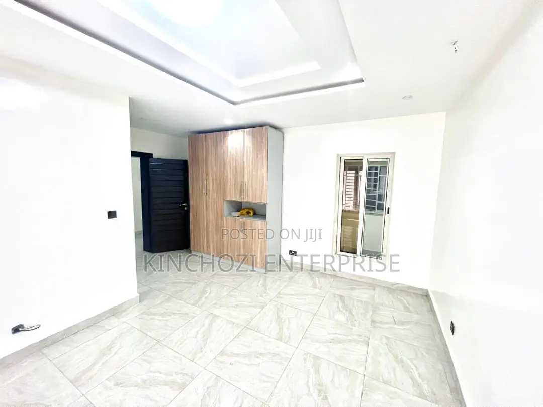 3bdrm Block of Flats in Lekki Phase 1 for sale