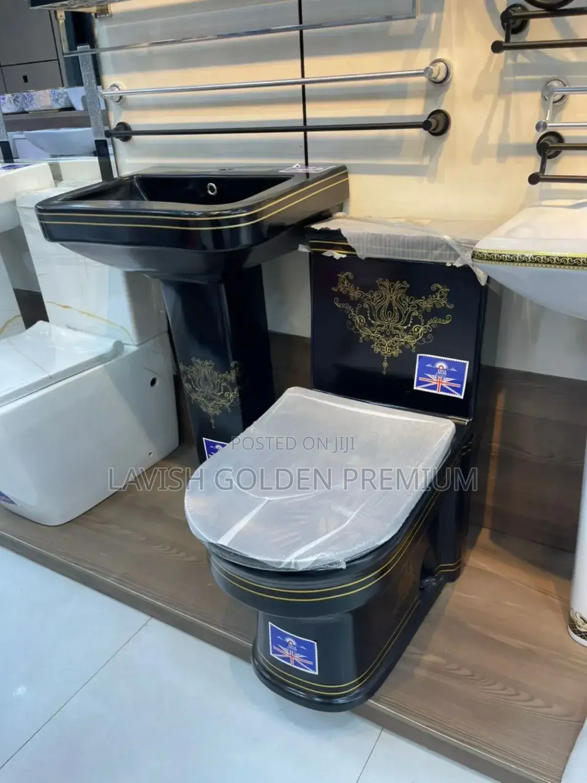 Black and Gold Executive Toilet Seat Set