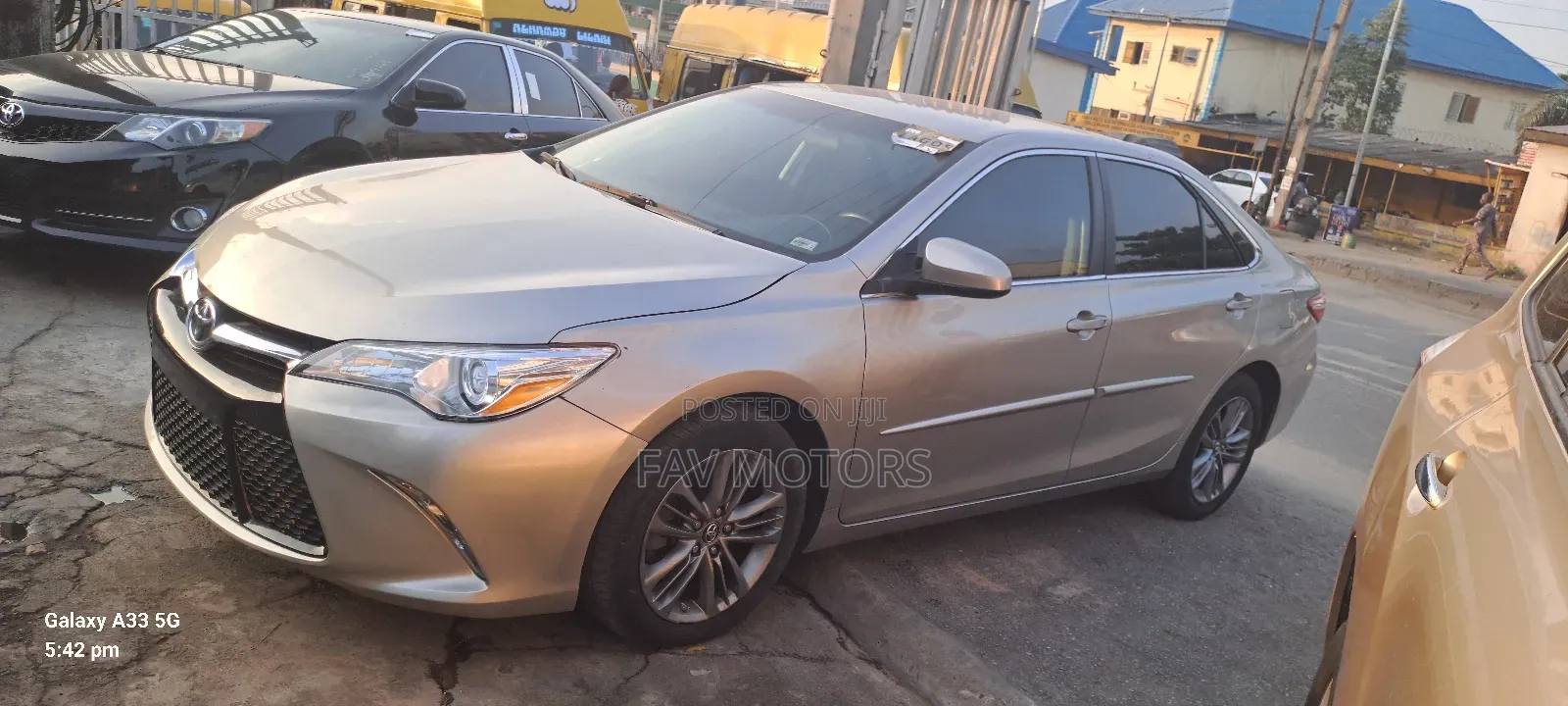 Toyota Camry SE w/Special Edition Pkg (2.5L 4cyl 6A) 2016 Gold