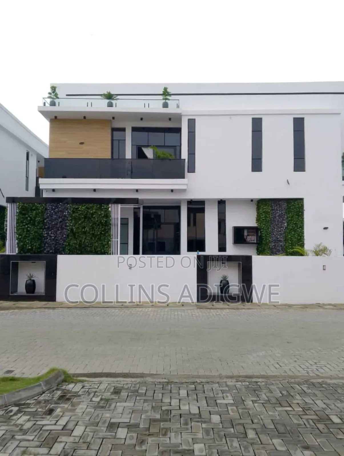 5bdrm Duplex in Chevron Area for sale
