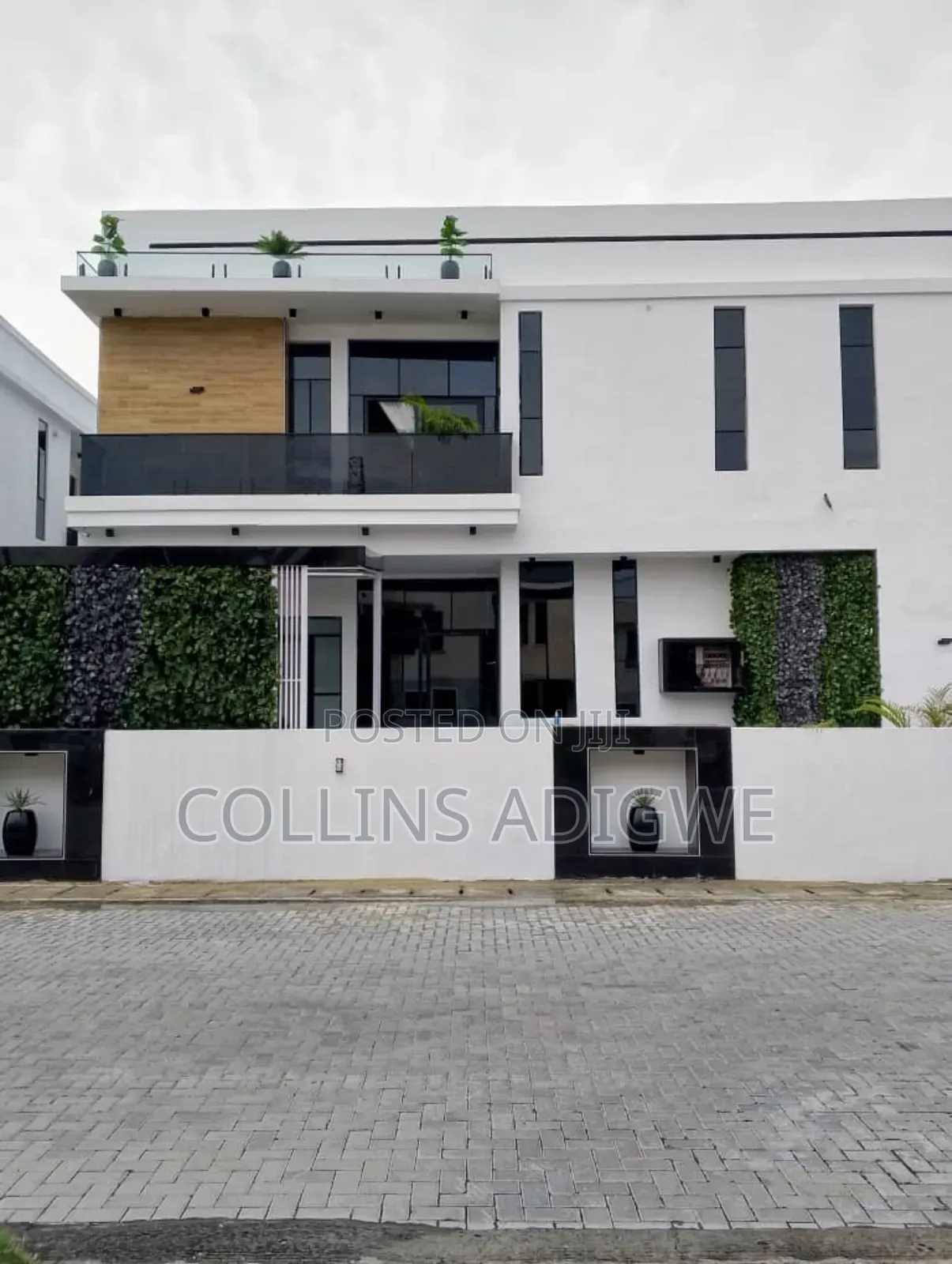 5bdrm Duplex in Chevron Area for sale