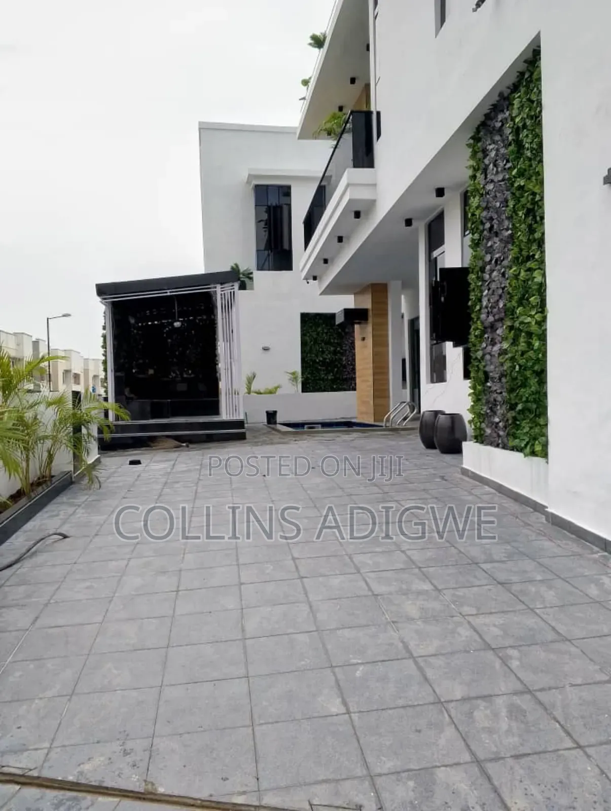 5bdrm Duplex in Chevron Area for sale