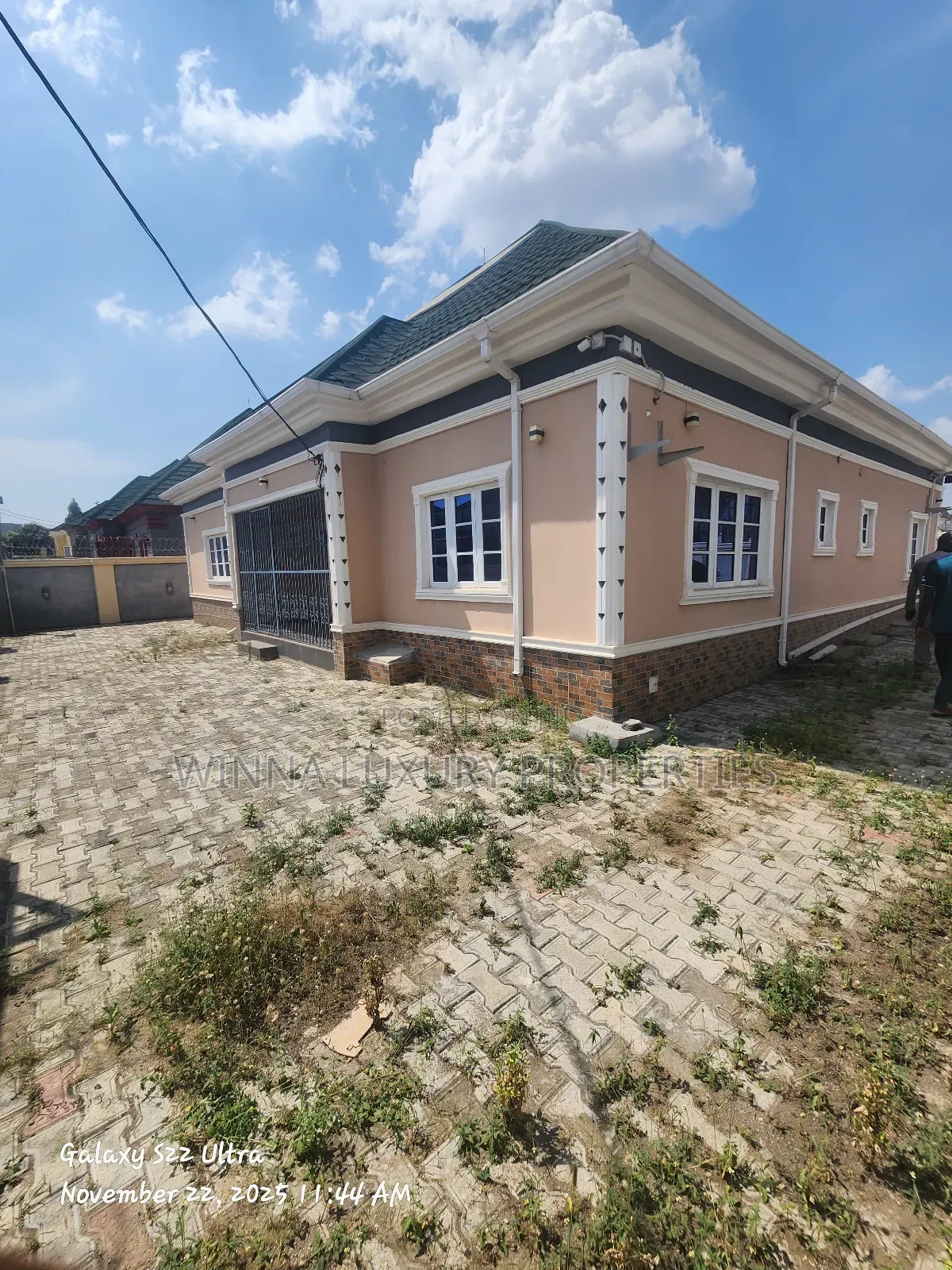 4bdrm Bungalow in In Na Estate Along, Lugbe District for sale