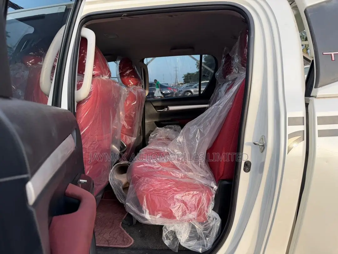Toyota Hilux 2021 White