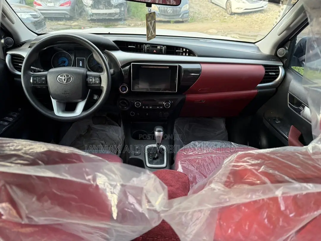 Toyota Hilux 2021 White