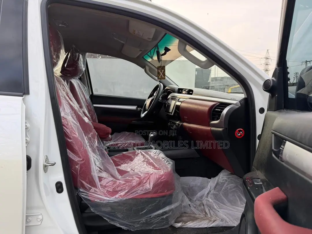 Toyota Hilux 2021 White
