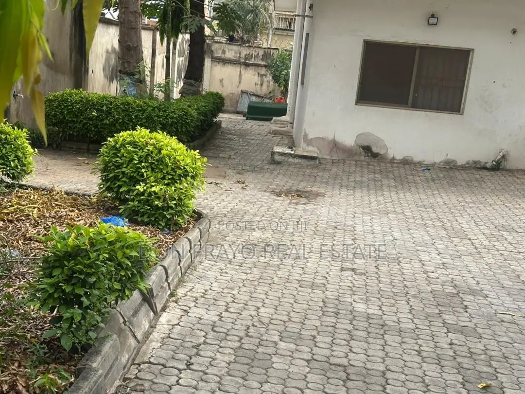 5bdrm Bungalow in Main Ikolaba Estate, Bodija for sale