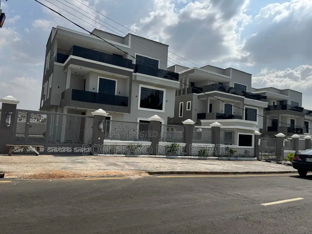 5bdrm Duplex in Agodi Gra for sale