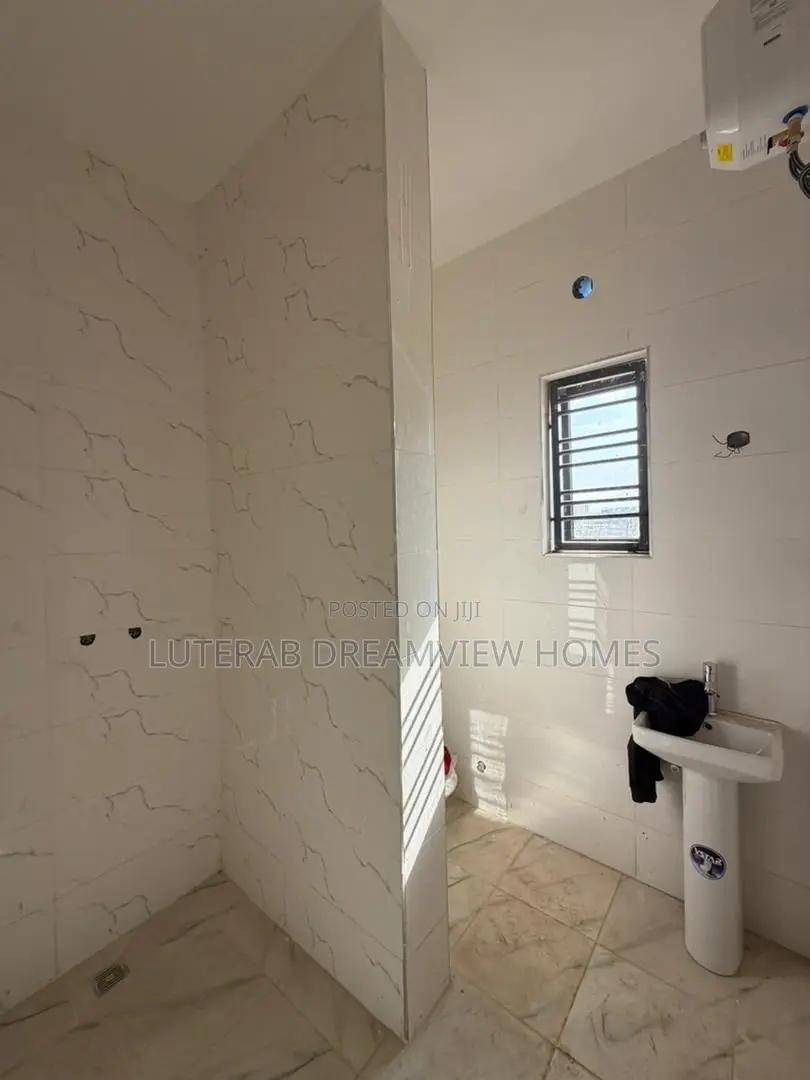 3bdrm Block of Flats in Main Wuye for sale