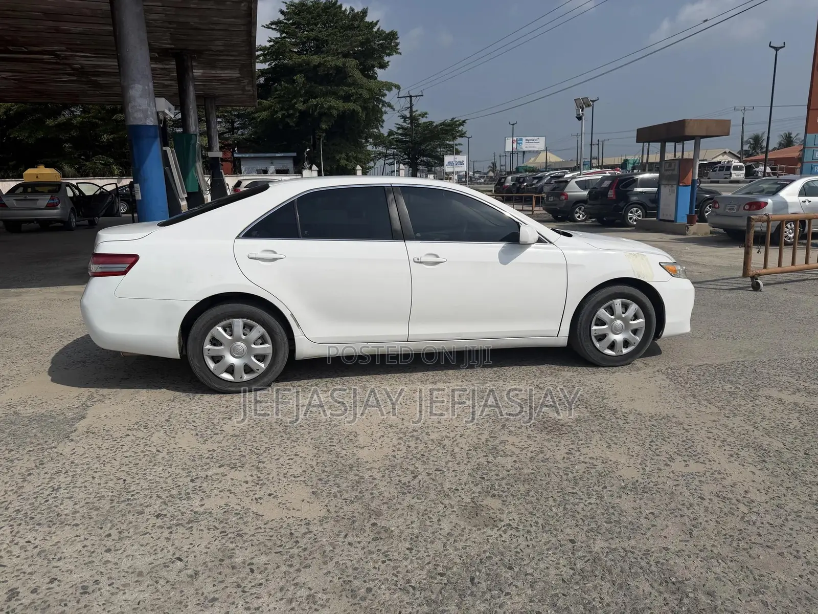 Toyota Camry LE 4dr Sedan (2.5L 4cyl 6A) 2011 White