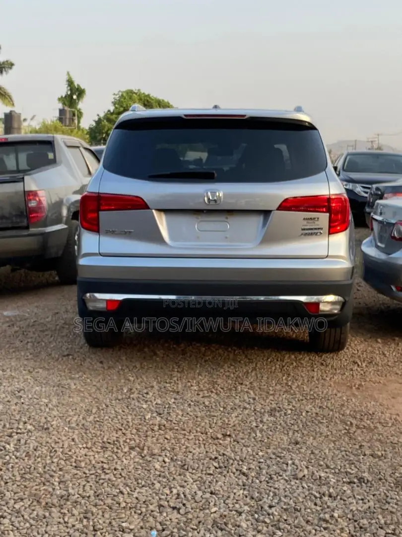 Honda Pilot Touring 4dr SUV 4WD (3.5L 6cyl 9A) 2017 Silver