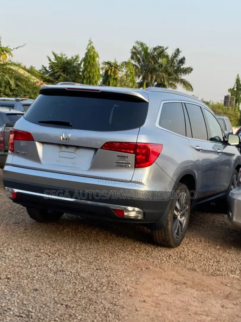 Honda Pilot Touring 4dr SUV 4WD (3.5L 6cyl 9A) 2017 Silver