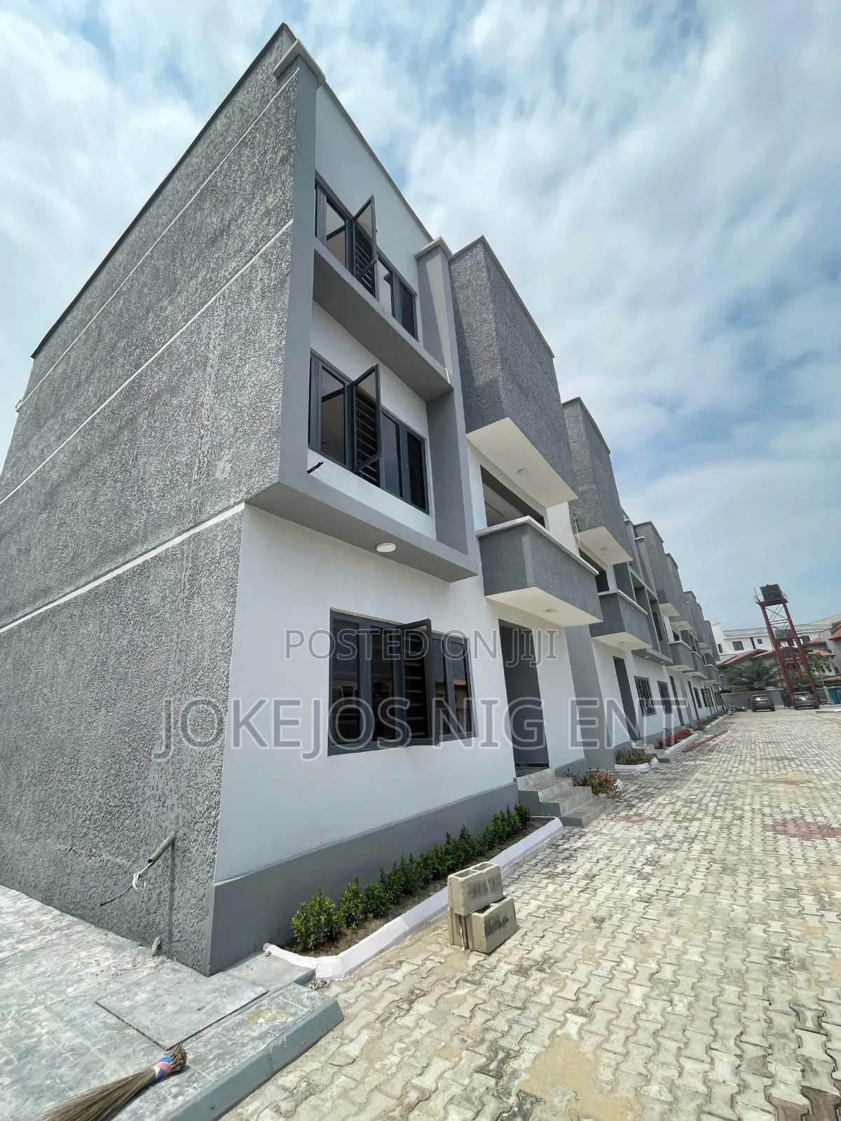 4bdrm Townhouse/Terrace in Ologolo for sale