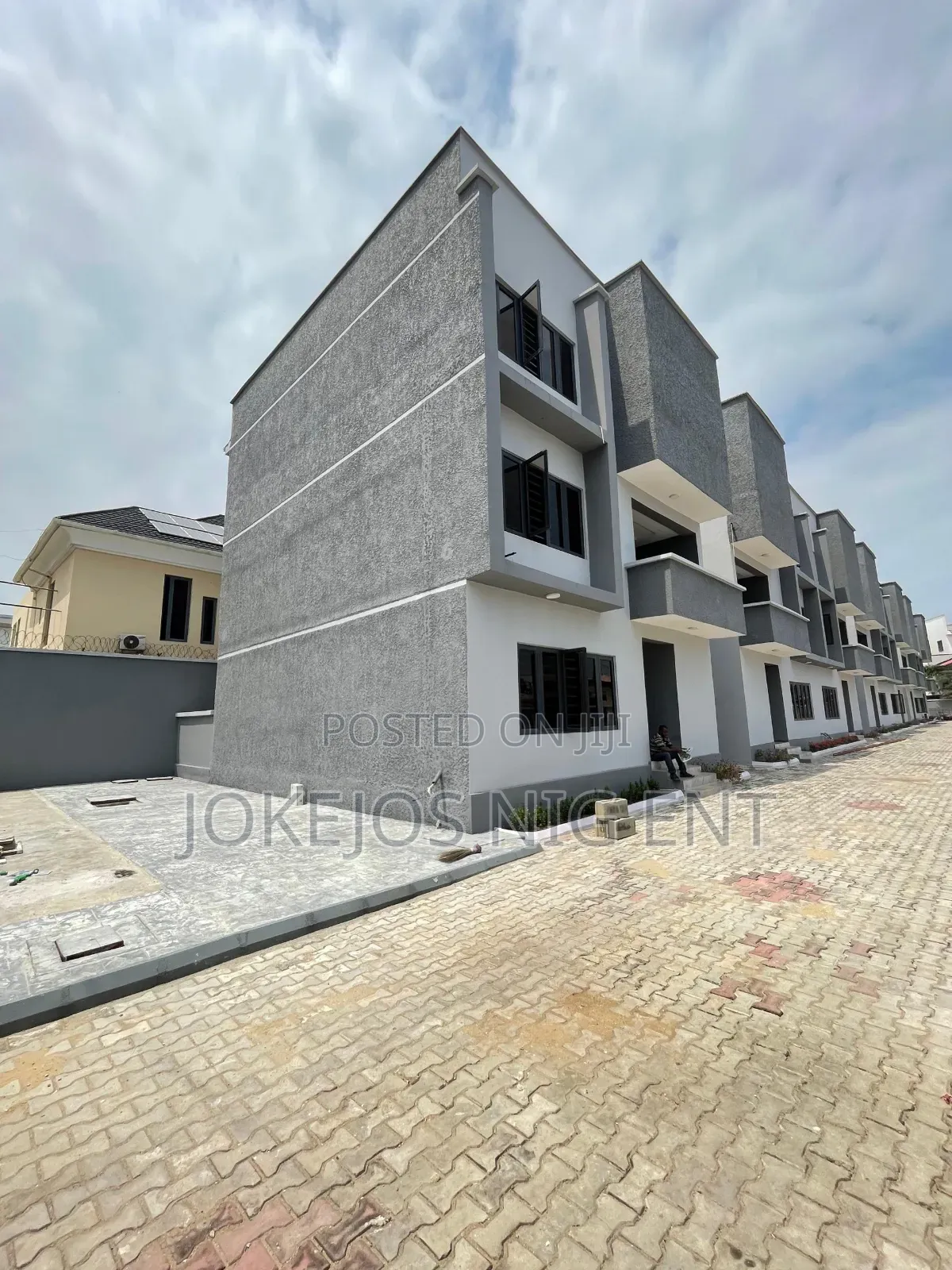 4bdrm Townhouse/Terrace in Ologolo for sale