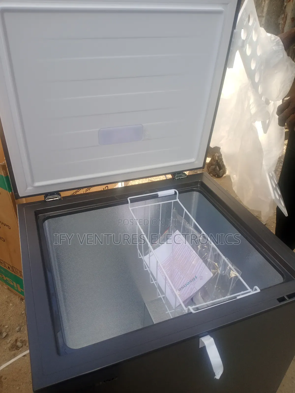 142 Liters Hisense Chest Freezer, Silver Color, Fast Freezing.