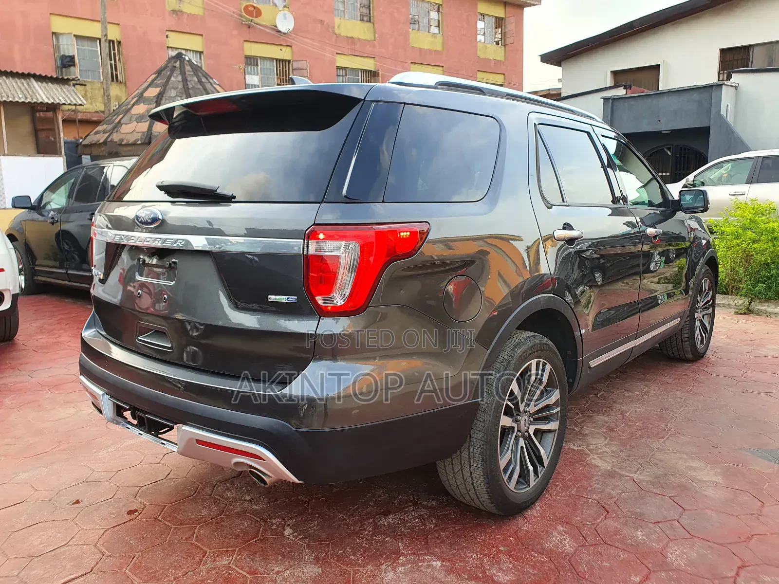 Ford Explorer Platinum 4dr SUV AWD (3.5L 6cyl Turbo 6A) 2016 Gray