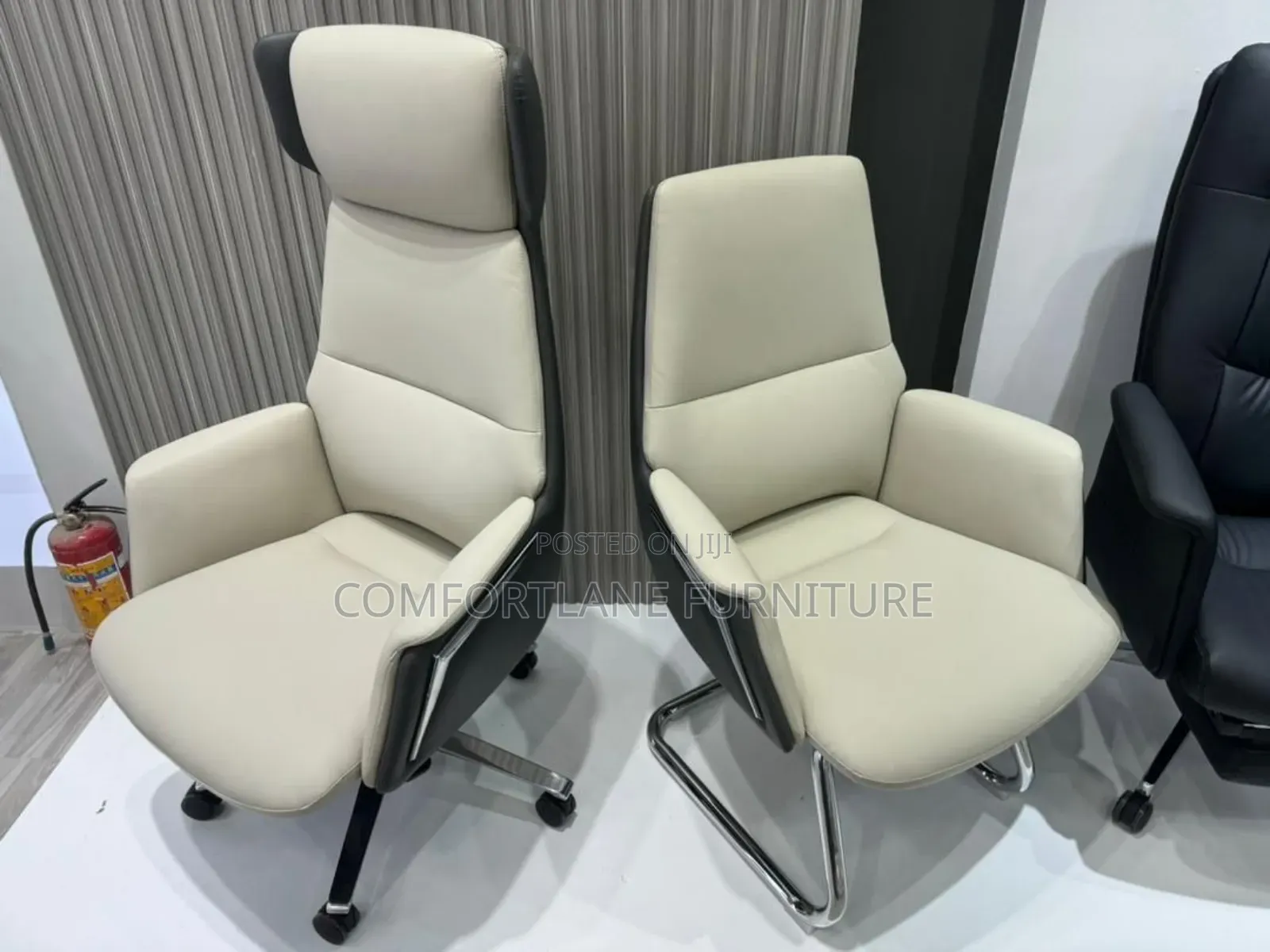 Executive Office Swivel Chair With Visitors Chair