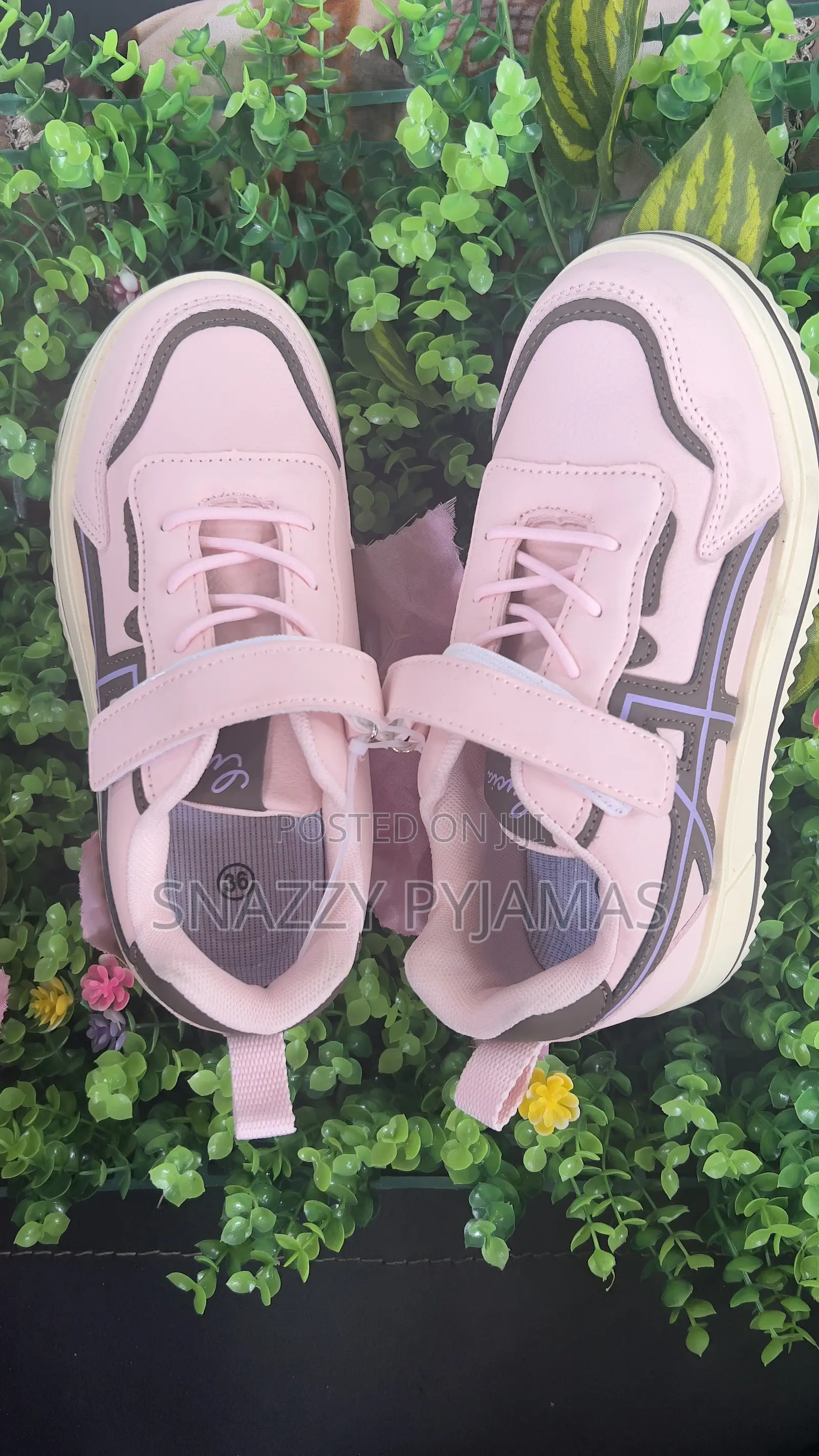 Lucia Sneakers