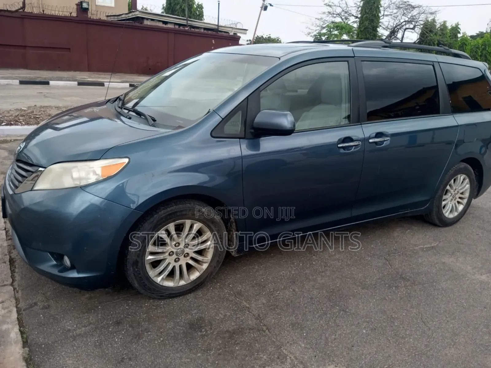 Toyota Sienna XLE 8-Passenger 4dr Minivan (3.5L 6cyl 6A) 2014 Gray