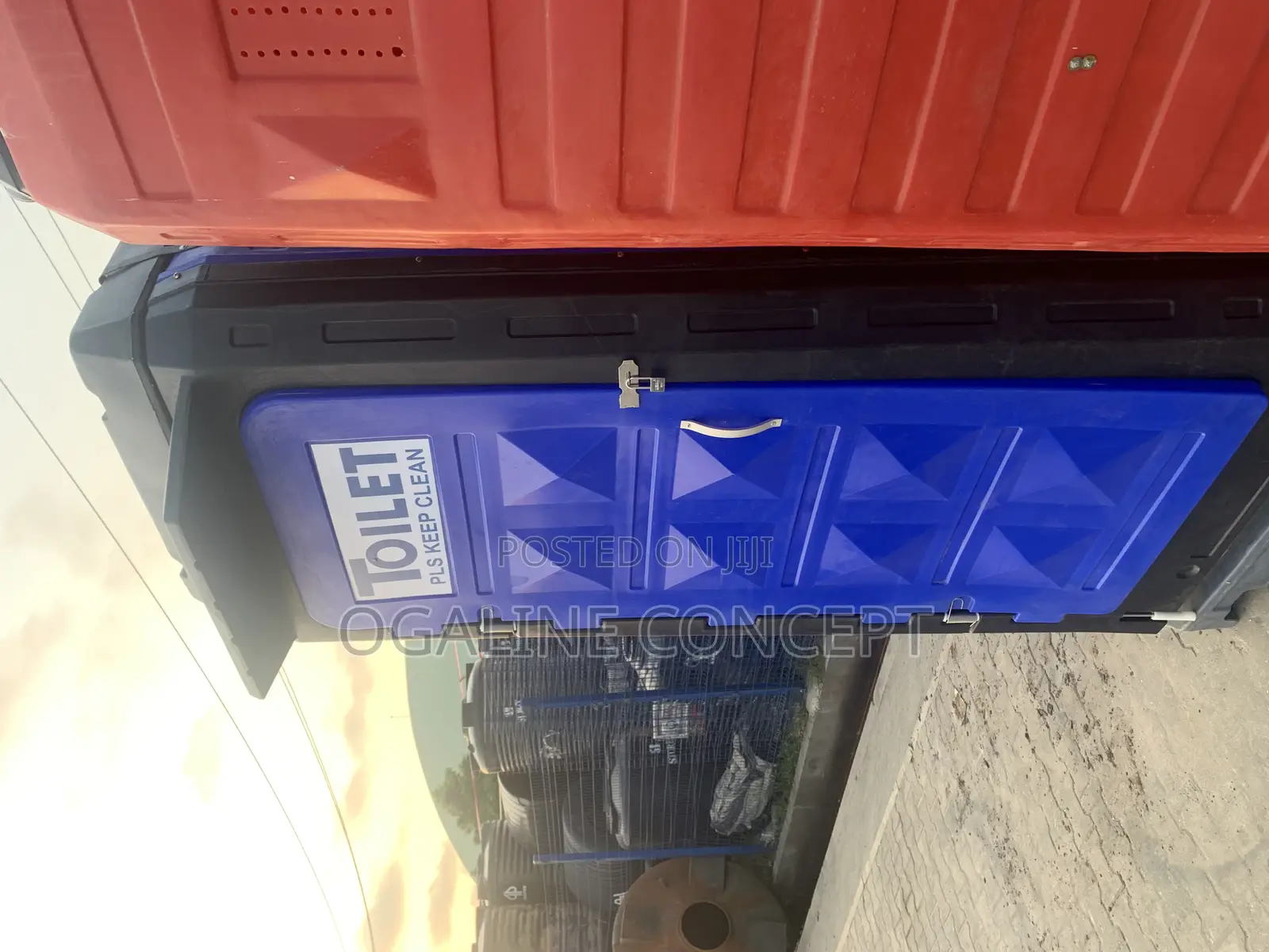 Mobile Toilet With Roof Tank