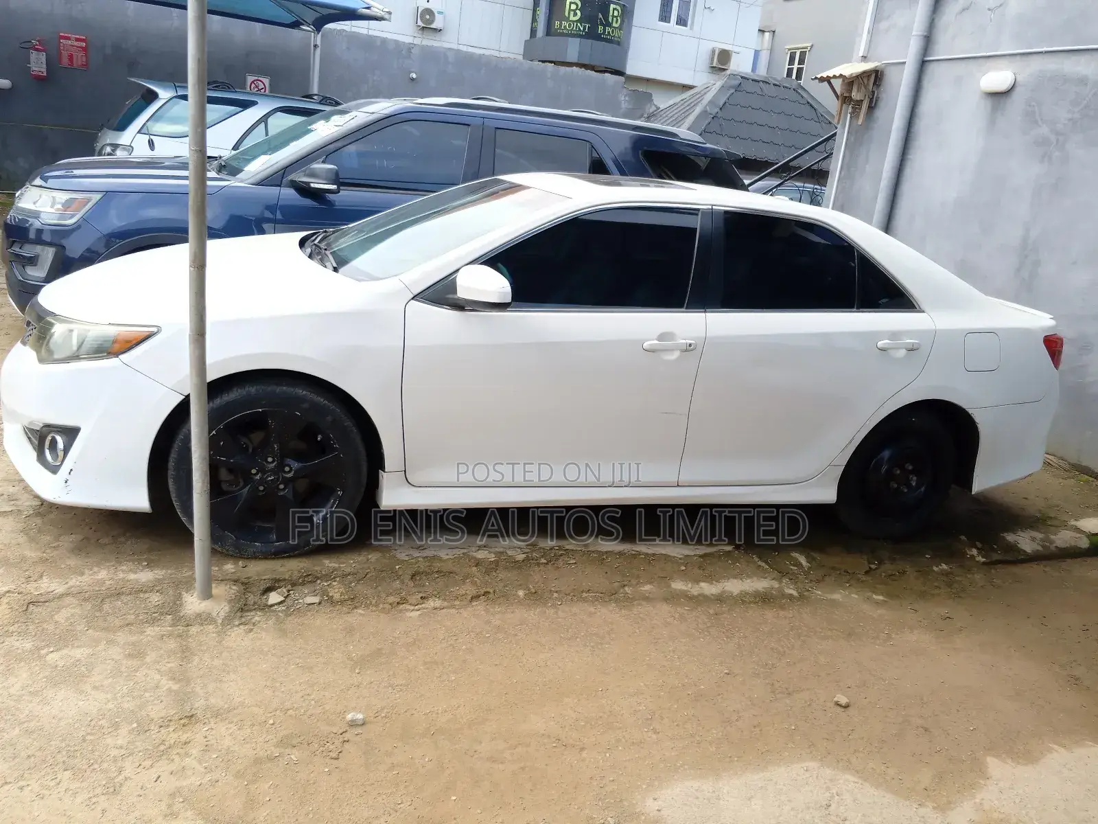 Toyota Camry SE V6 4dr Sedan (3.5L 6cyl 6A) 2012 White