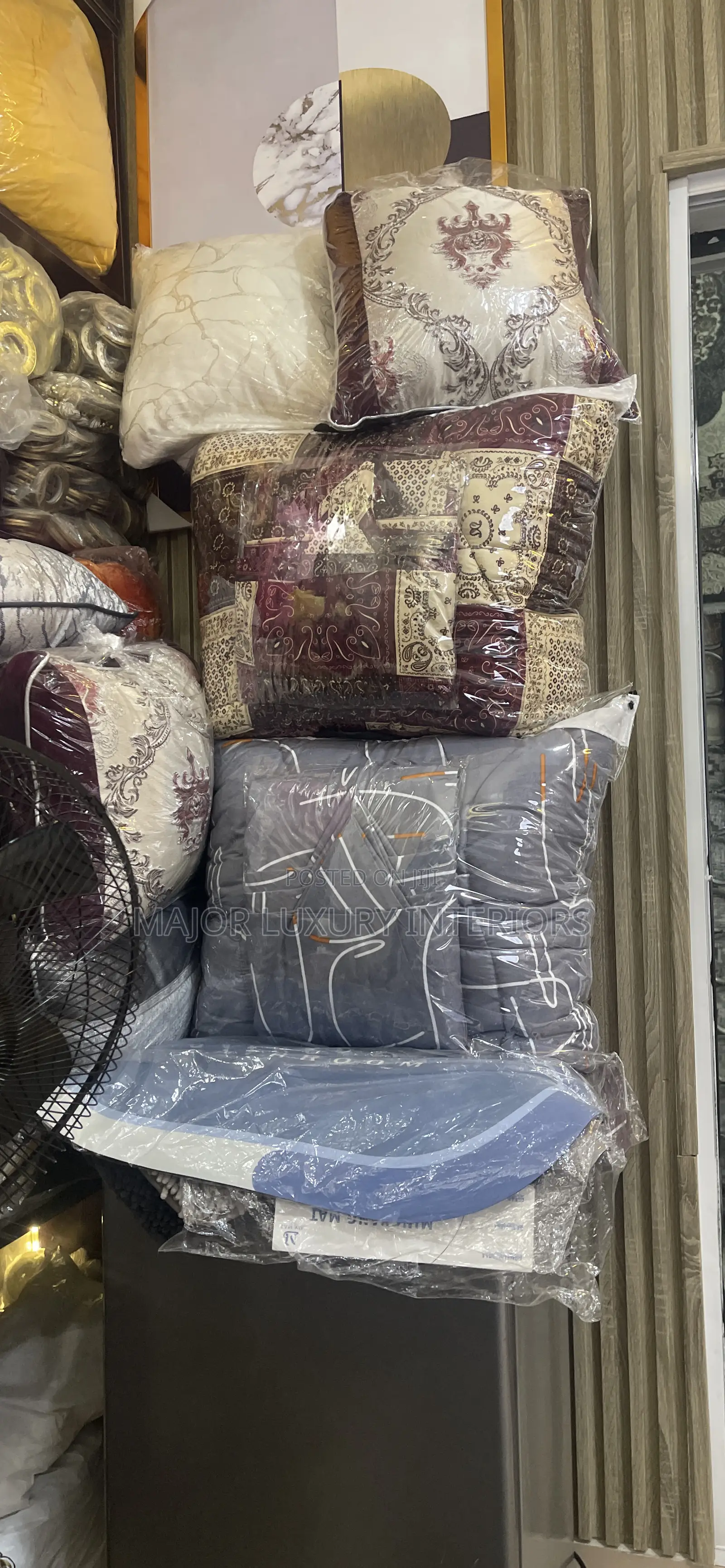 Quality Duvet And Throw Pillows Well Filled With Fibre