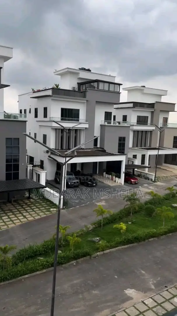 6bdrm Duplex in Mabushi for sale