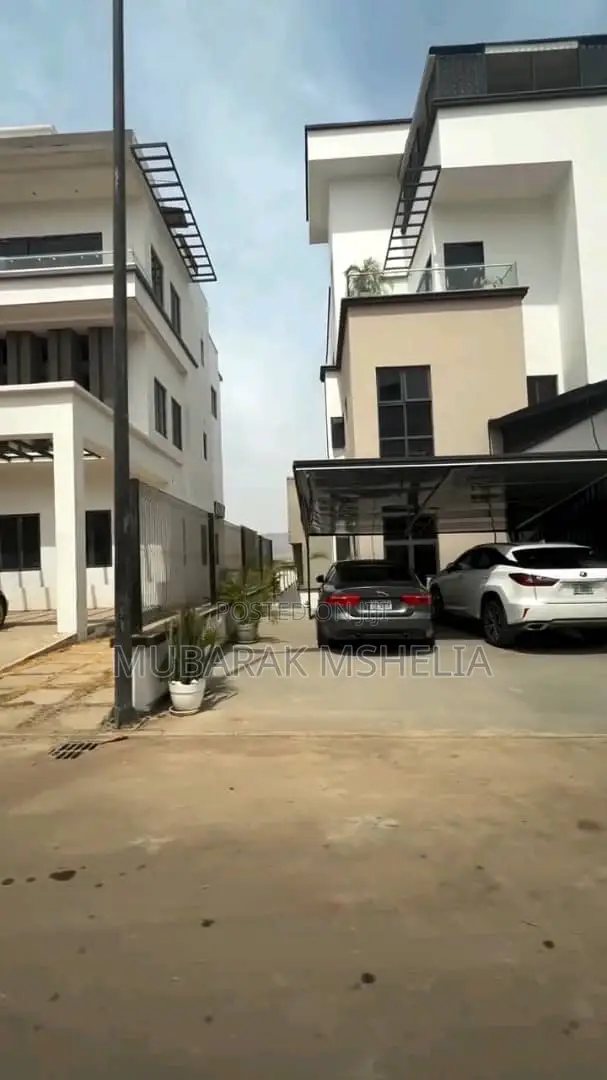 6bdrm Duplex in Mabushi for sale