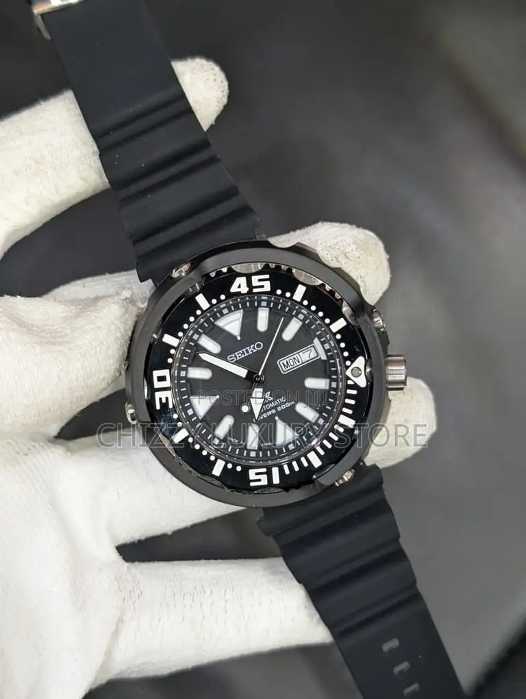 Seiko Quality Luxury Men Rubber Strap Wristwatch.