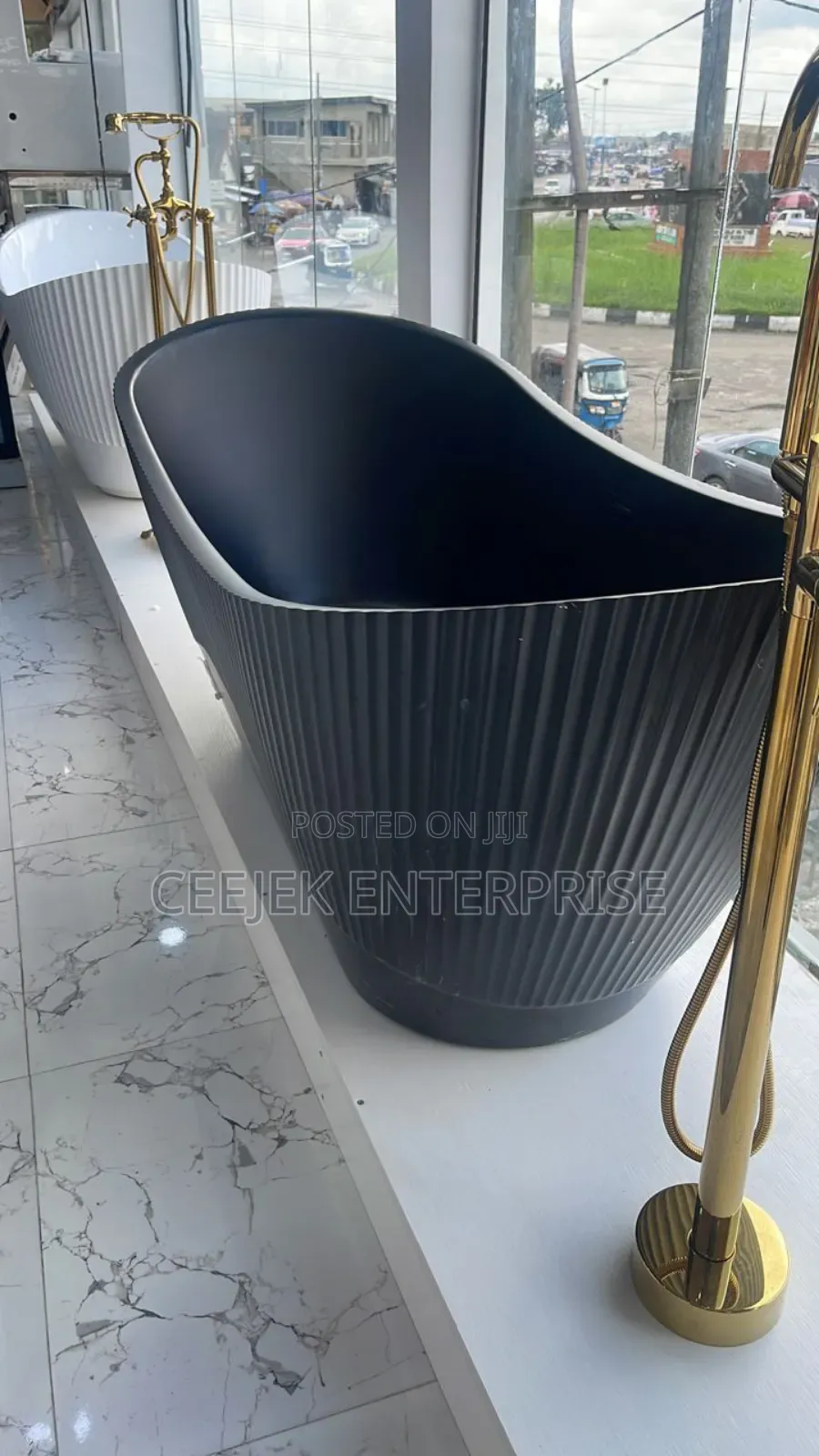 Stribe Black Bathtub